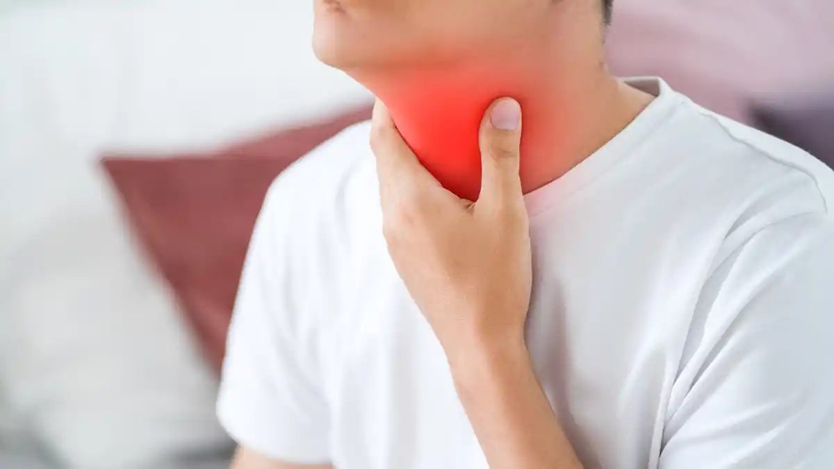 Qué debés hacer si se te queda una espina de pescado en la garganta