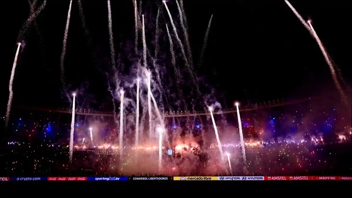 UNA NOCHE ÚNICA. Racing tuvo un recibimiento inolvidable ante Flamengo, con bengalas, pirotecnia y una multitud que convirtió al Cilindro en un volcán celeste y blanco.