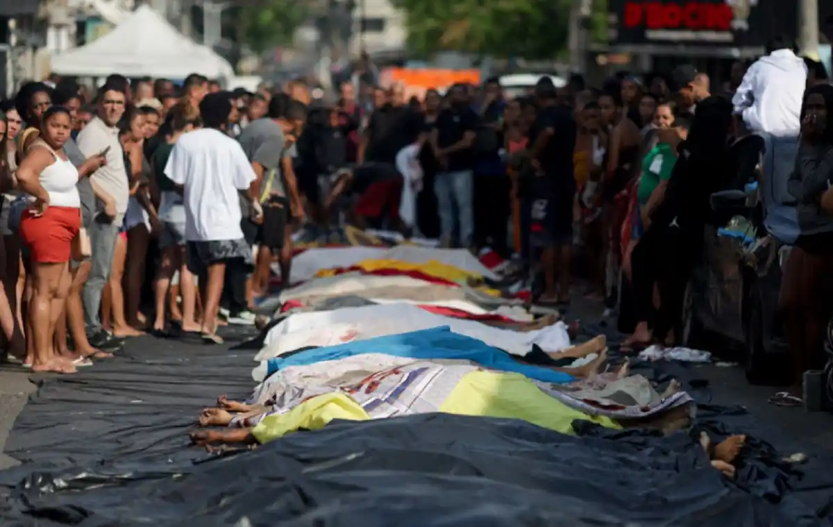 Cuerpos en las calles de Río de Janeiro (REUTERS/Ricardo Moraes)