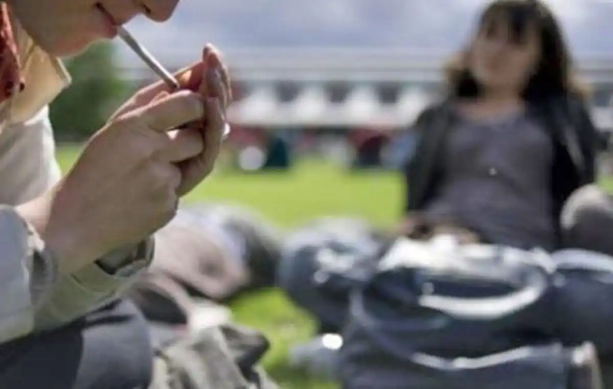 MENOS HUMO, MÁS SALUD. En alianza con el SIPROSA, la UNT impulsa un programa que busca concientizar y reducir el consumo de cigarrillos y vapeadores. / SHUTTERSTOCK