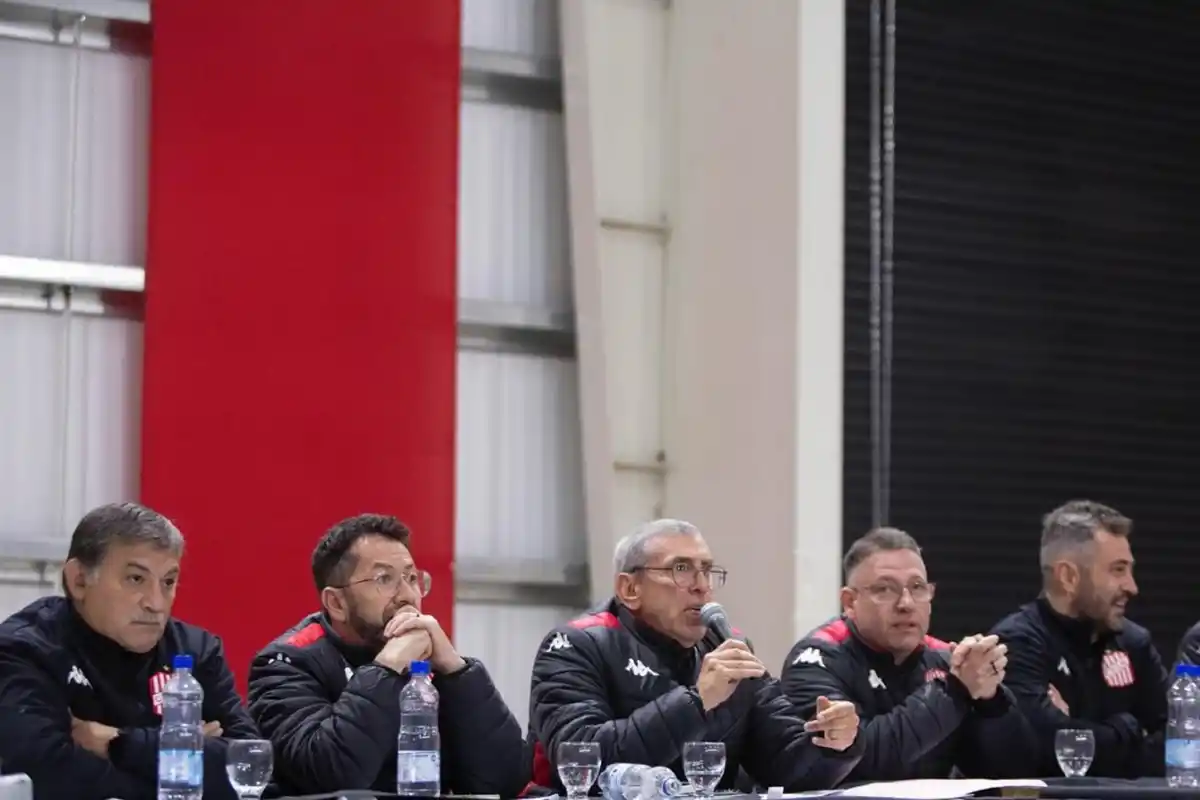 ÚLTIMOS DIAS. Alcorta, Ledesma, Moisello, Sogno y Kristal, durante la última asamblea. El lunes presentarían sus renuncias.