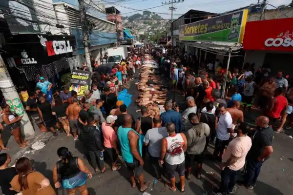 Terror en Río de Janeiro: una madre relató que decapitaron a su hijo y colgaron la cabeza en un árbol