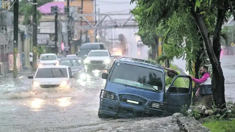ANEGADOS. La capital, Kingston, ya siente los efectos del huracán.