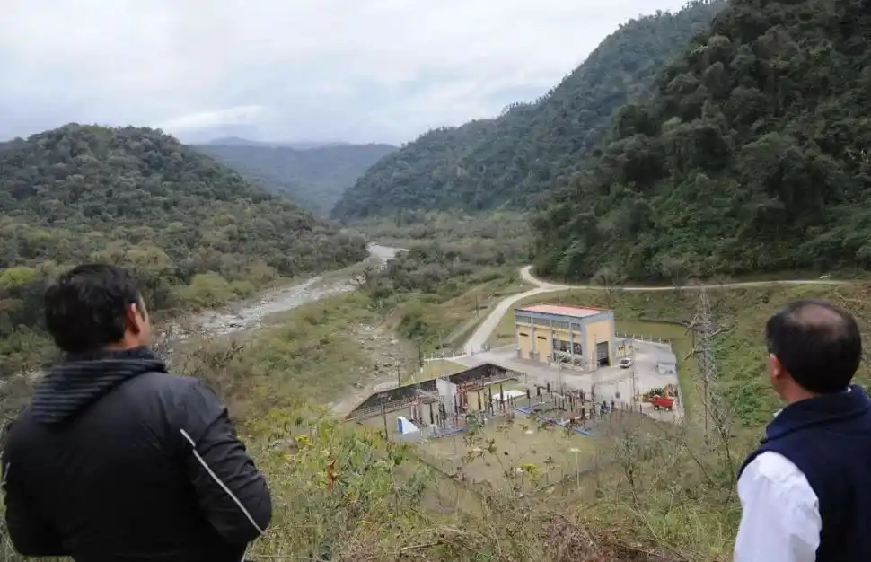 LA QUEBRADA DEL PORTUGUÉS. Una toma panorámica del lugar, incluyendo a la central hidroeléctrica que está ubicada a la vera de la ruta. 