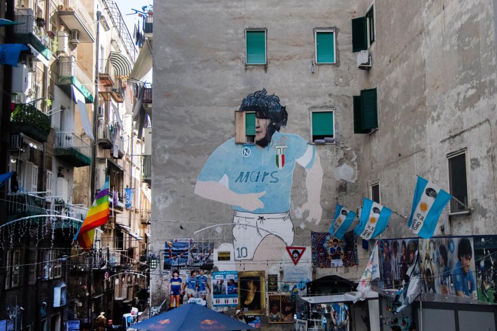 EUROPA. Los murales de Maradona en Nápoles abundan por las calles.