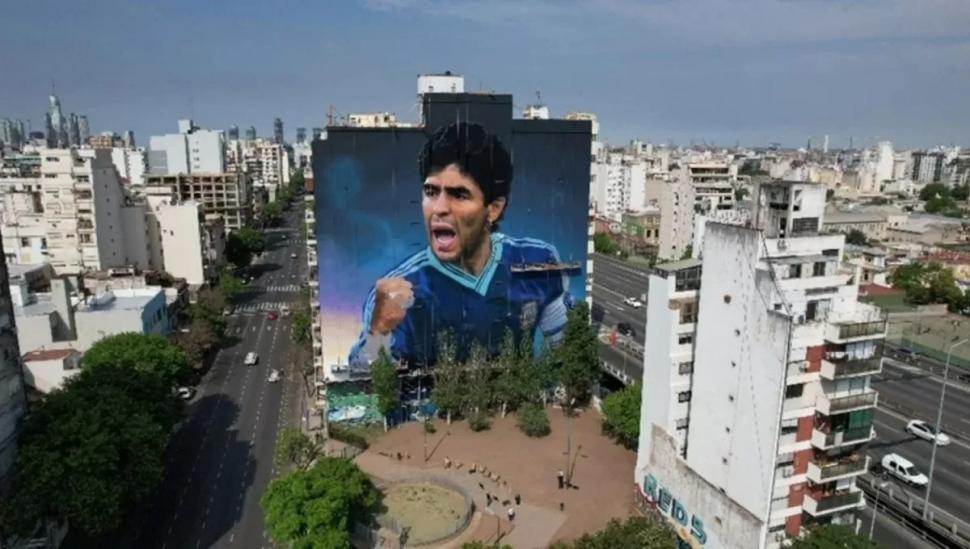 GIGANTE. El mural más grande de Diego, en Buenos Aires (por Martín Ron).