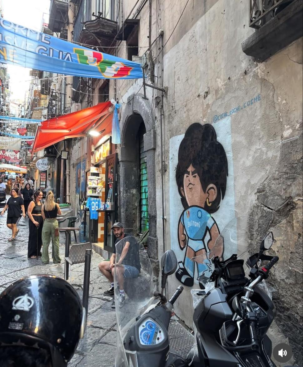 ORGULLO. El artista tucumano “Coche” pintó un mural en Nápoles.