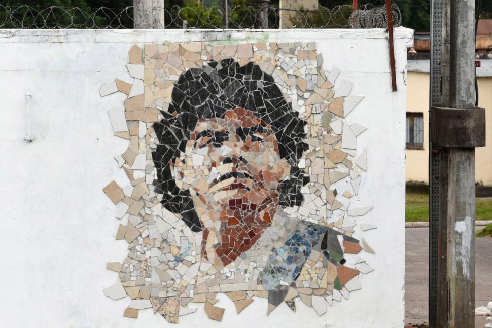 AZULEJOS. En Tafí Viejo, una imagen muy original de Diego Maradona.