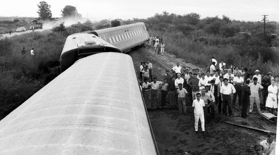 Recuerdos fotográficos: 1966. La tragedia en el tren que se dobló en U en Estación Aráoz