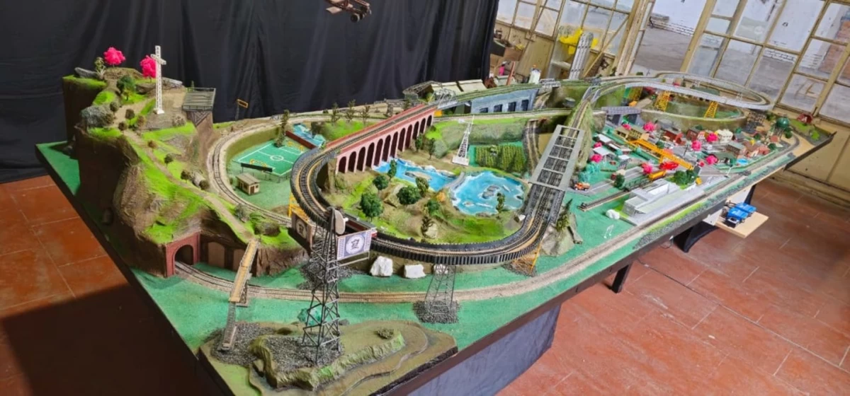 Un taficeño hizo rodar otra vez los trenes: la maqueta que emociona en Tafí Viejo