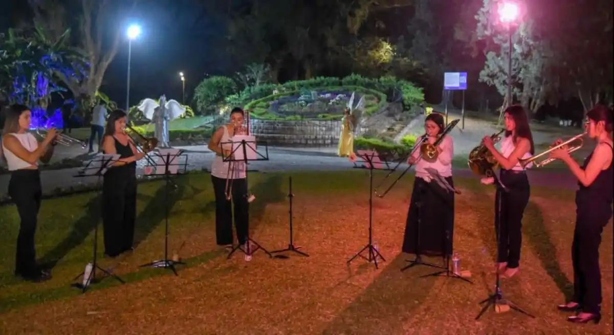 BROCHE DE ORO. El concierto sinfónico a cargo del grupo musical “Damas de Bronce” es la última parada del bus.