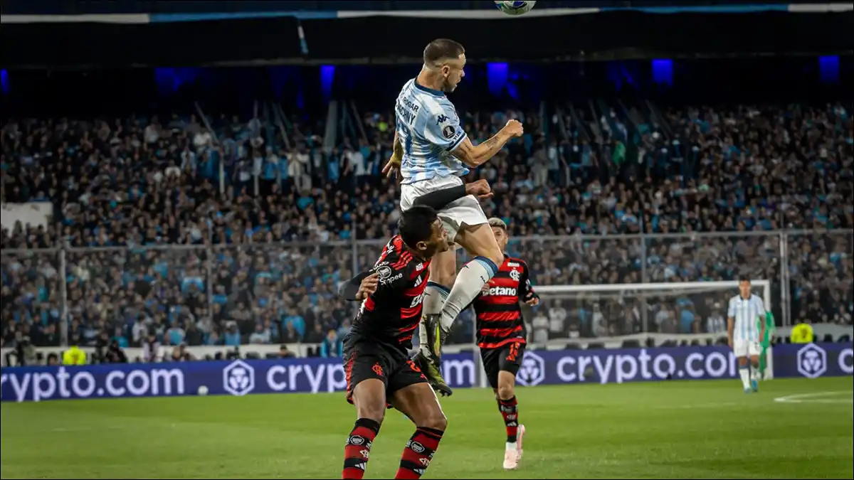 BUSCÓ HASTA EL FINAL. Racing empujó hasta el cierre, pero Rossi volvió a aparecer para sostener la clasificación de Flamengo.