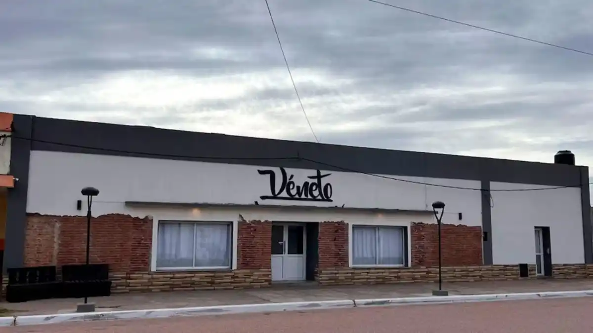 EL LUGAR DE LA FIESTA. Véneto, el bar donde se realizó la boda, ubicado a una cuadra de la comisaría.