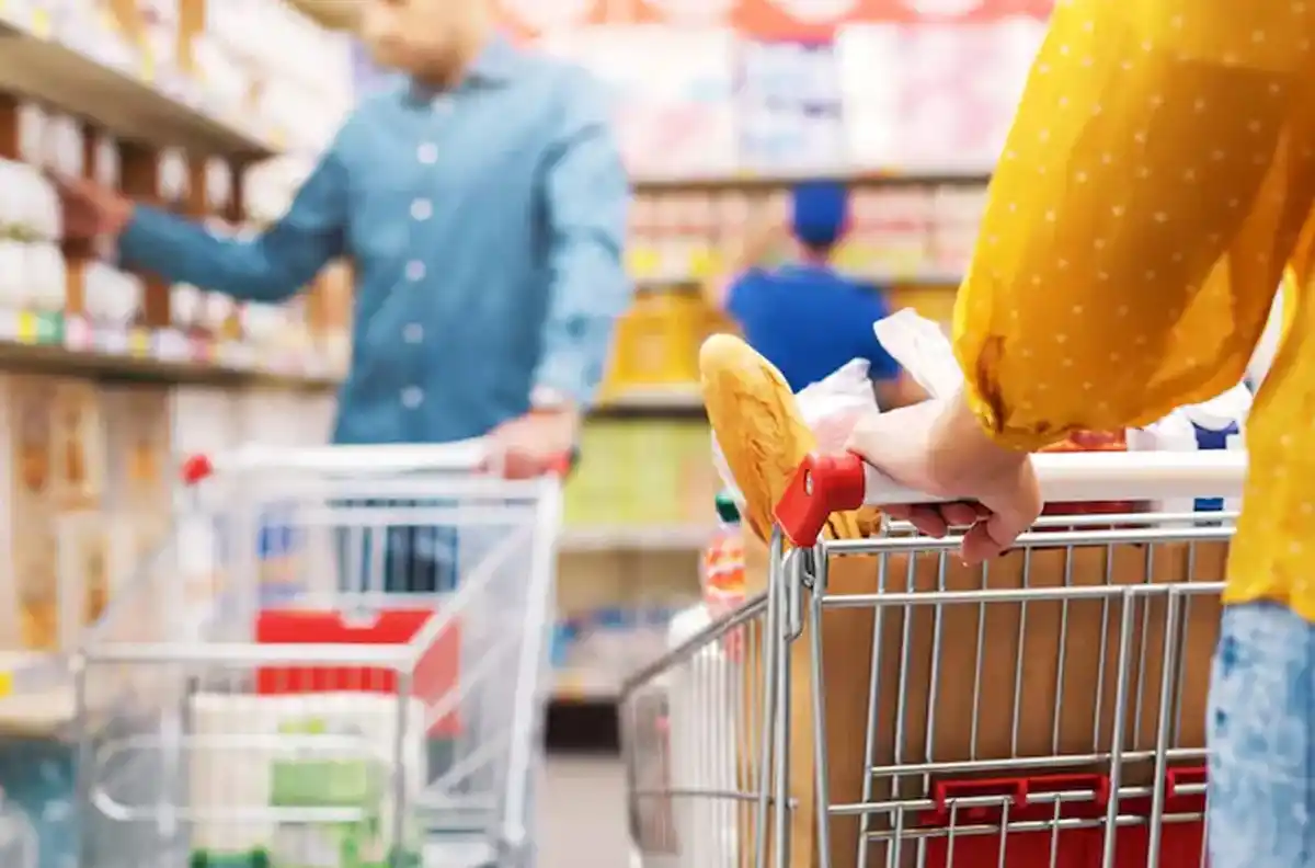 Los argentinos compran cada vez menos en supermercados y se endeudan más