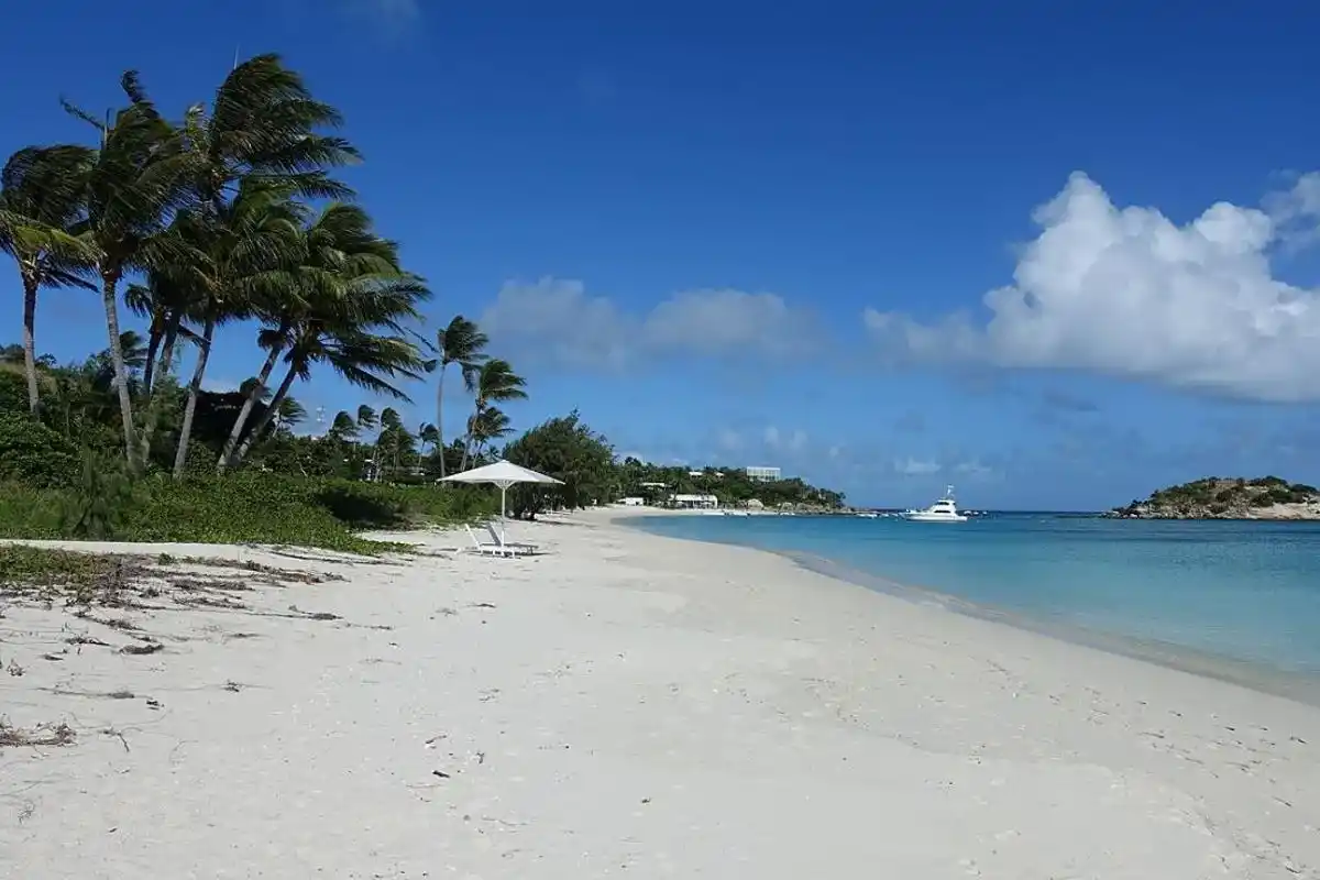 Una mujer de 80 años que viajaba en un crucero fue abandonada por error en una isla desierta y murió