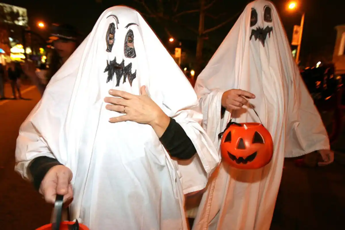 HALLOWEEN. Es una fiesta popular en los Estados Unidos, y desde allí exportada a buena parte del mundo occidental, pero su origen viene del sincretismo entre una fiesta celta y el catolicismo.