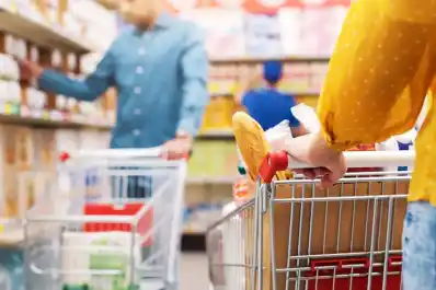 Los argentinos compran cada vez menos en supermercados y se endeudan más