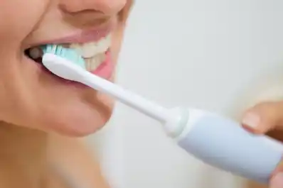 ¿Cepillo eléctrico o manual? Un dentista aclara cuál limpia mejor los dientes