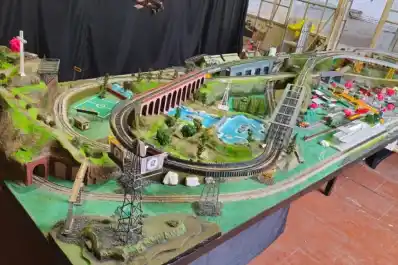 Un taficeño hizo rodar otra vez los trenes: la maqueta que emociona en Tafí Viejo