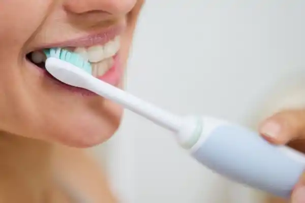 ¿Cepillo eléctrico o manual? Un dentista aclara cuál limpia mejor los dientes