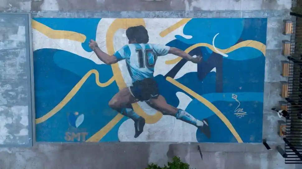 RECIENTE. El artista concepcionense Brian Véliz pintó en agosto este mural en el piso de la plaza ubicada en avenida Mate de Luna y calle Padre Roque y desde el cielo puede verse así la figura de Diego Maradona. la gaceta / foto de matías vieito