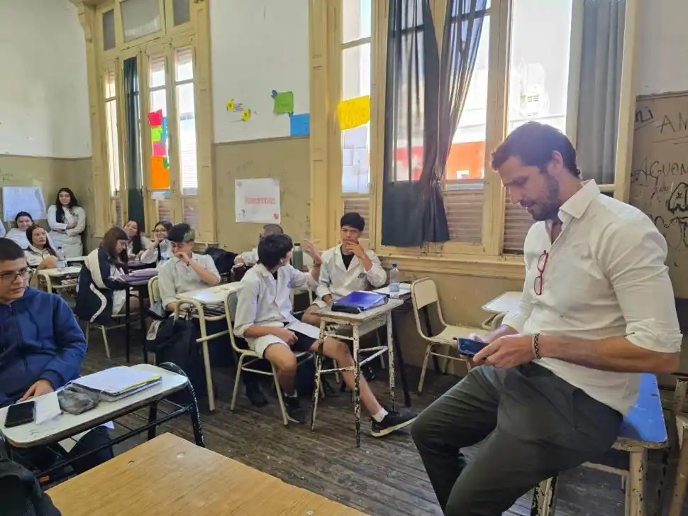 FORMACIÓN EMPRENDEDORA. Coletti comparte su experiencia empresarial como mentor en un intercambio con estudiantes de la escuela Normal.