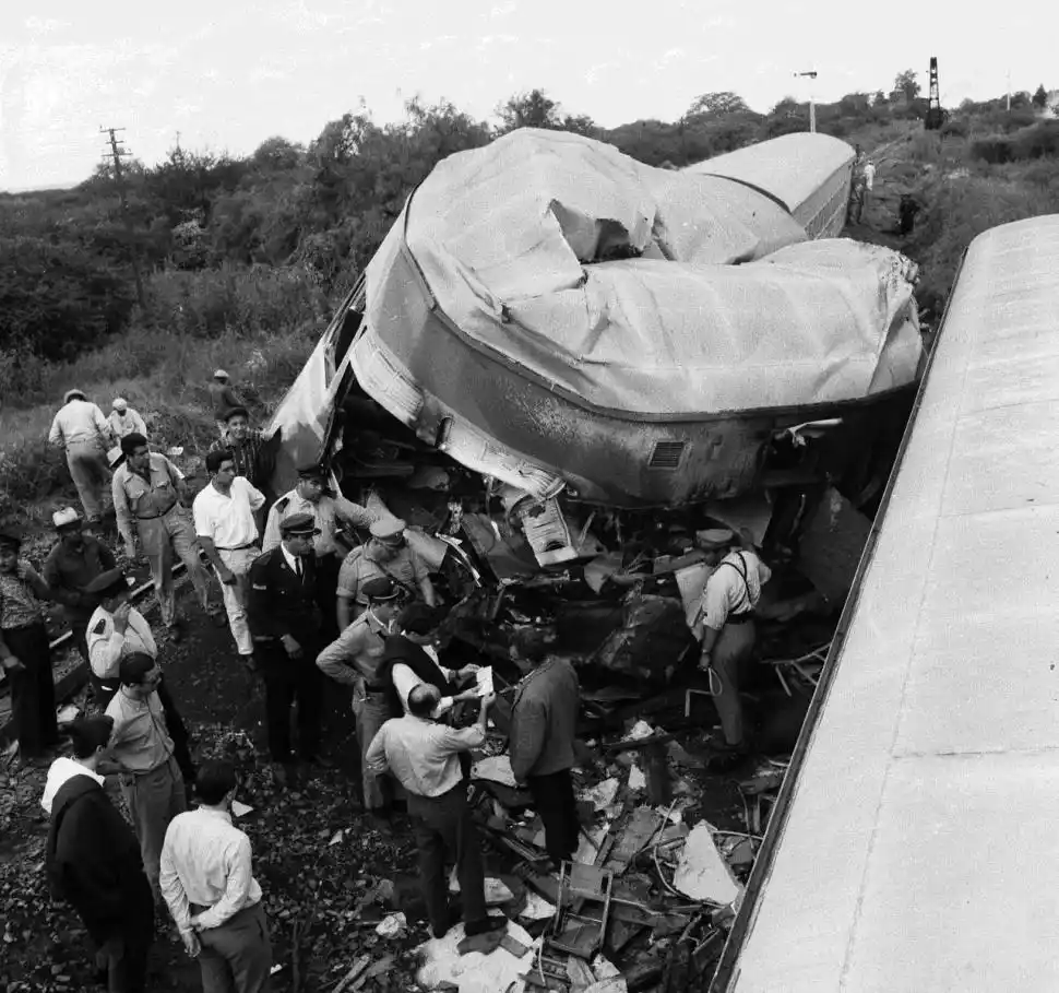 Recuerdos fotográficos: 1966. La tragedia en el tren que se dobló en U en Estación Aráoz