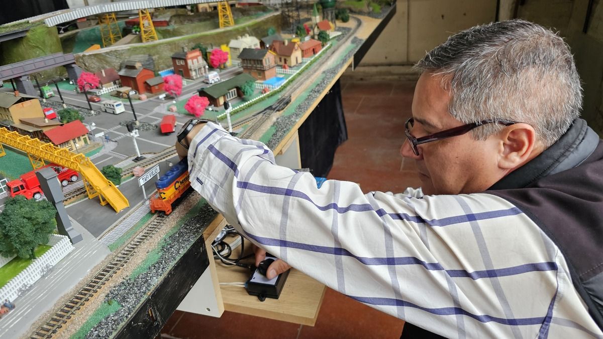 EL ARQUITECTO DEL SUEÑO. Pablo Della Torre maneja los controles de los tres circuitos eléctricos que instaló en la maqueta.