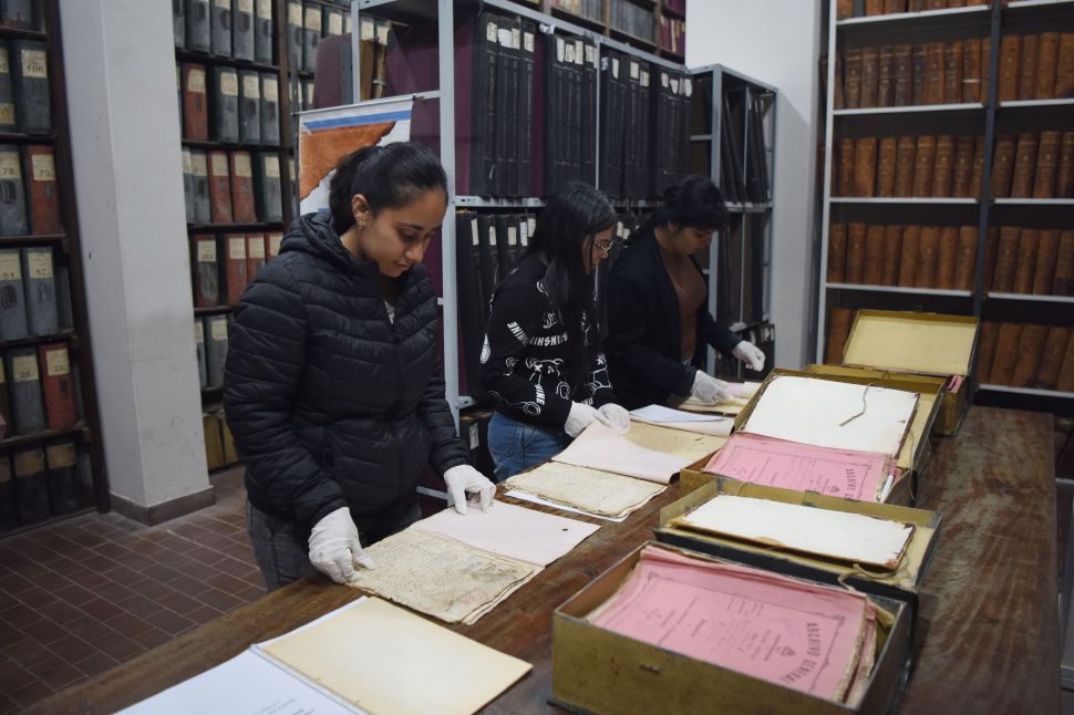PRESERVADOS. Los expedientes llevan guardados siglos en latones y deben ser manipulados con mucho cuidado.