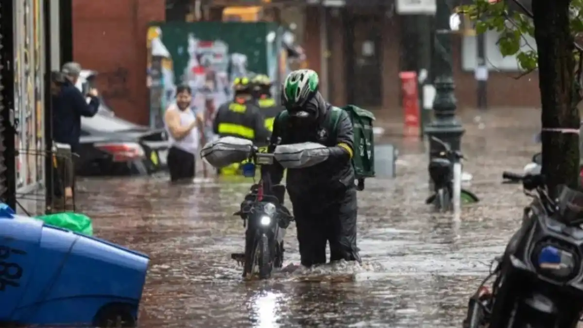 NUEVA YORK. Dos personas murieron ahogadas tras las fuertes tormentas. 