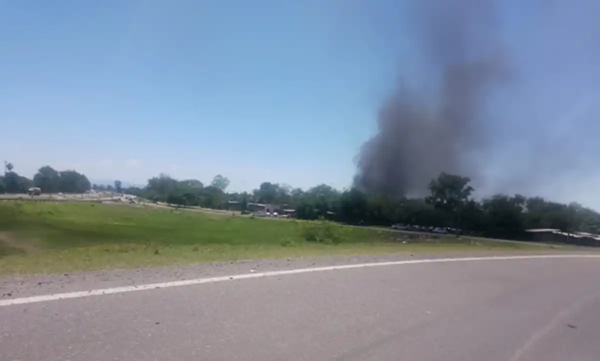 Fuego en el acceso a la capital. 