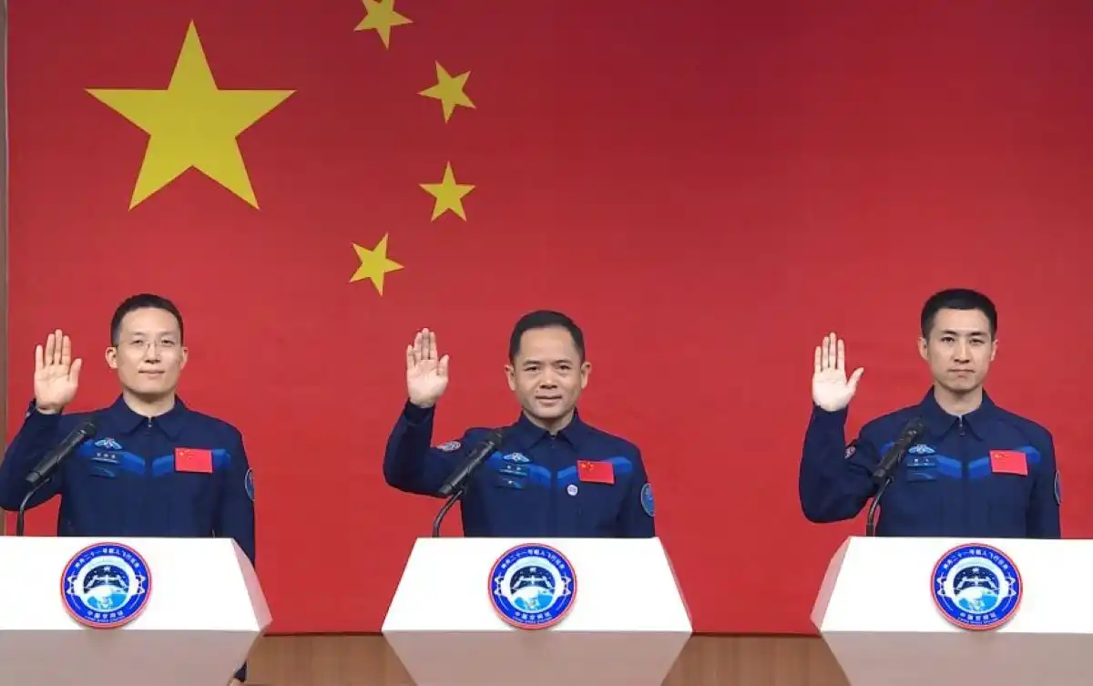 DESPEDIDA. Hongzhang, Lu y Fei durante la ceremonia de despedida que se hizo en Jiuquan, en el noroeste de China. 