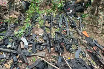 Hallan un fusil FAL argentino en el arsenal del Comando Vermelho durante la guerra en las favelas de Río