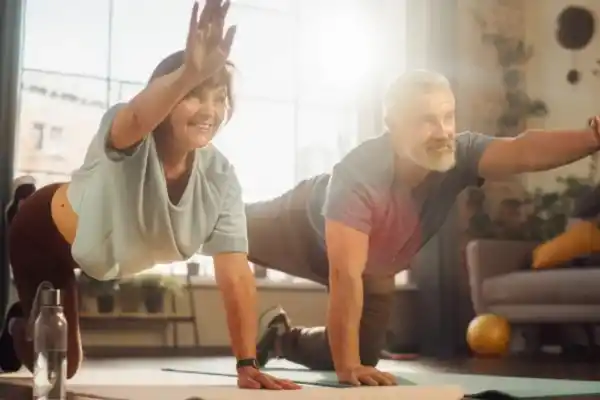 Rutinas de fuerza para mujeres mayores de 50: ejercicios para mantenerse activa y saludable