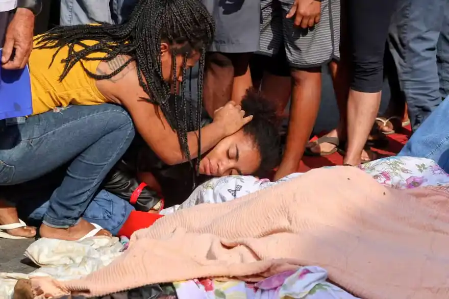 DESGARRO. El llanto de los familiares resonó en las calles de la favela.