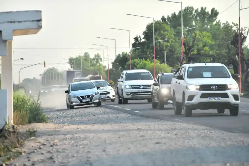 POR LA DERECHA. Un conductor intenta superar a otros acelerando por la banquina.