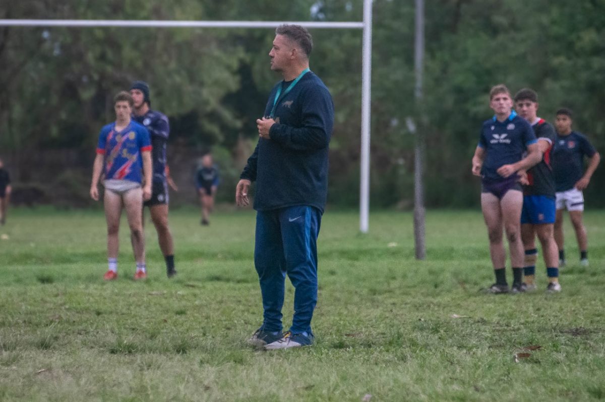 Emilio Valdez, entrenador de Los Naranjitas M-17.