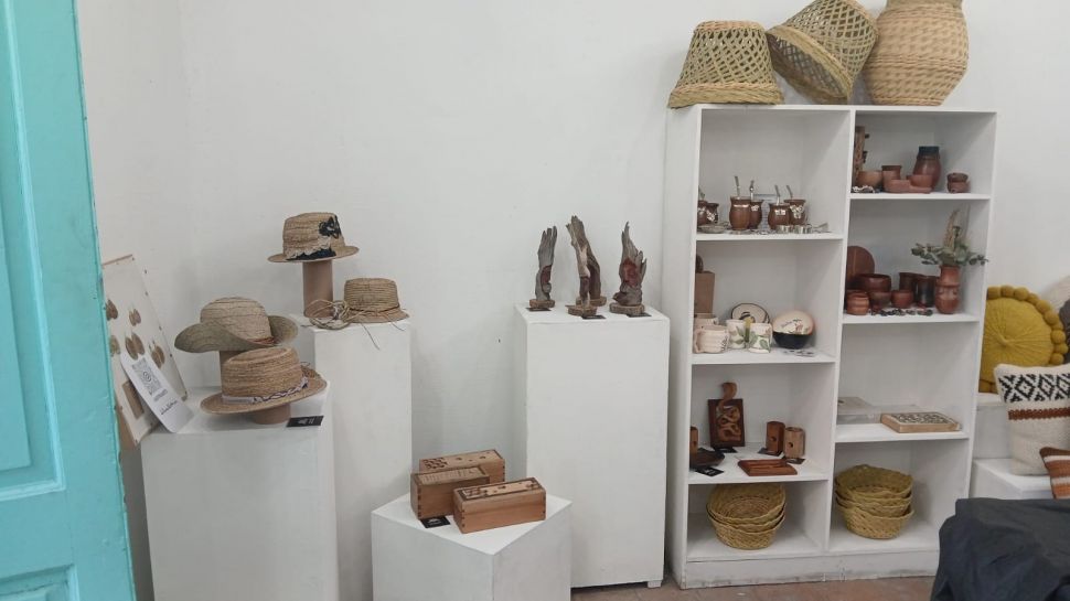 VARIEDAD. Entre otros productos, se ofrecen tallas, joyería y cestería.