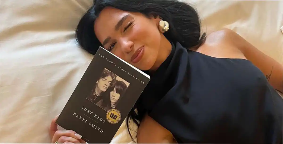 Dua Lipa recomendó una lectura nacional para Halloween.