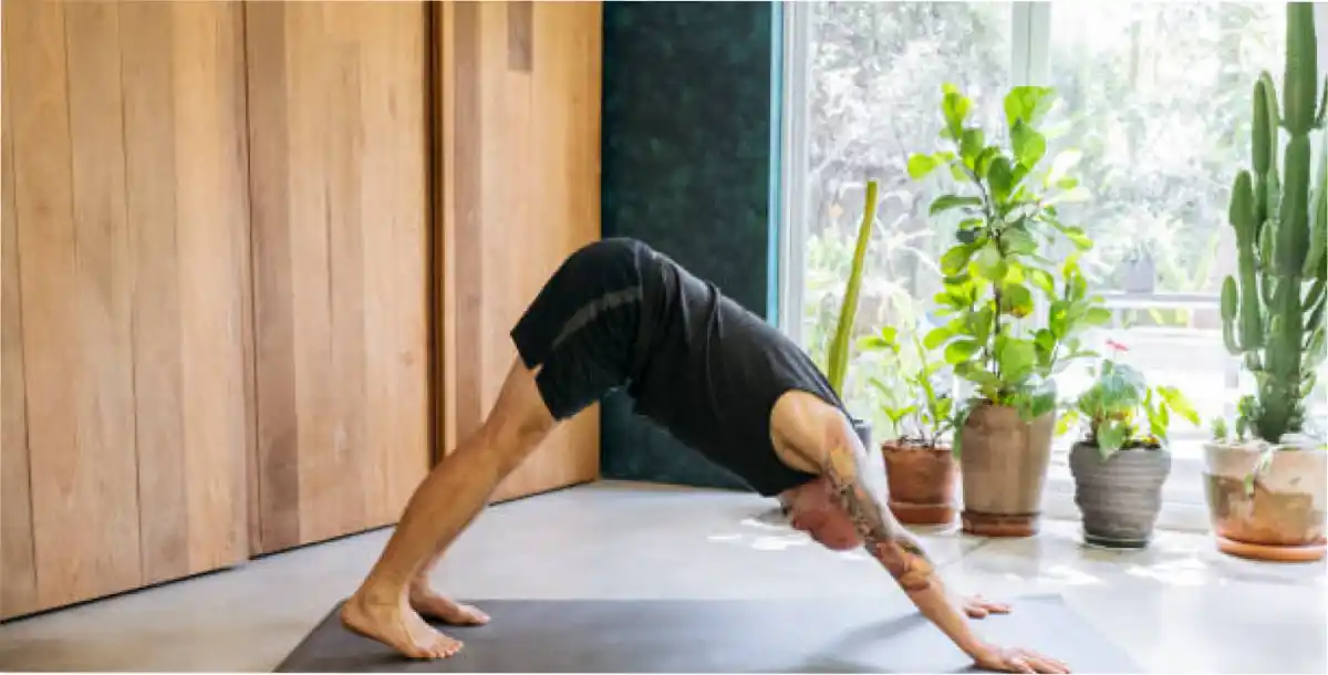 Perro Cara Abajo, la postura que puede mejorar la salud de tu espalda.