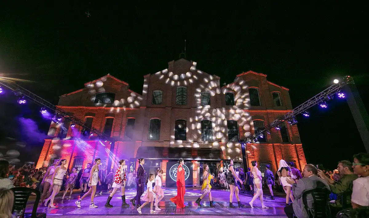 DESFILE. “Fragmentos del Futuro” iluminó el ex Ingenio con una puesta de diseño y color.