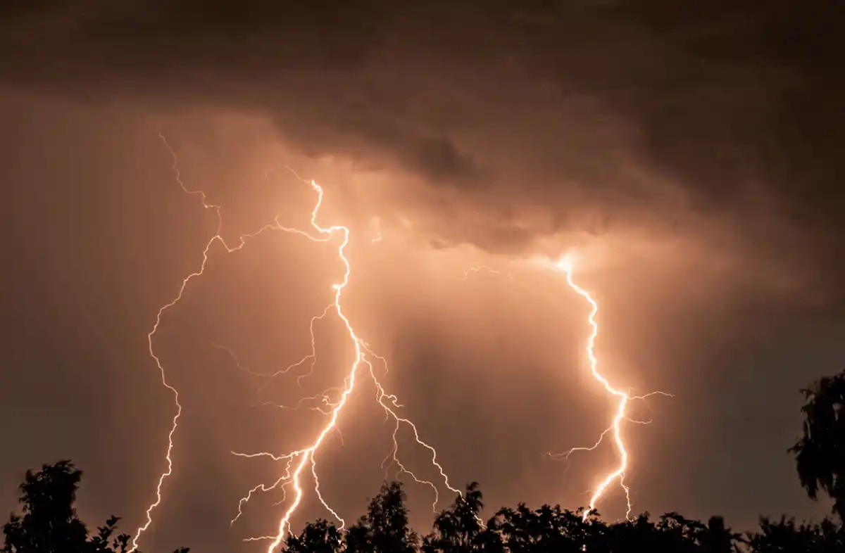 Alerta meteorológica por abundante caída de agua y vientos de hasta 90 km/h