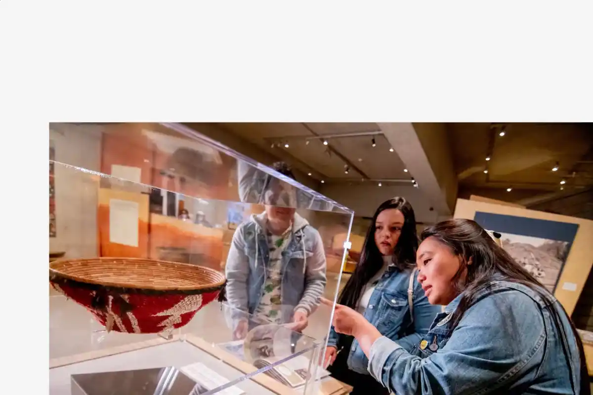 Robaron más de 1000 piezas del Museo de Oakland en un golpe relámpago