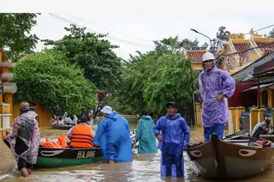 Las inundaciones en Vietnam dejan imágenes impactantes y al menos 13 muertos
