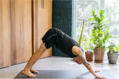 La clave de la longevidad está en tu postura: la sencilla figura de yoga que mejorará tu espalda