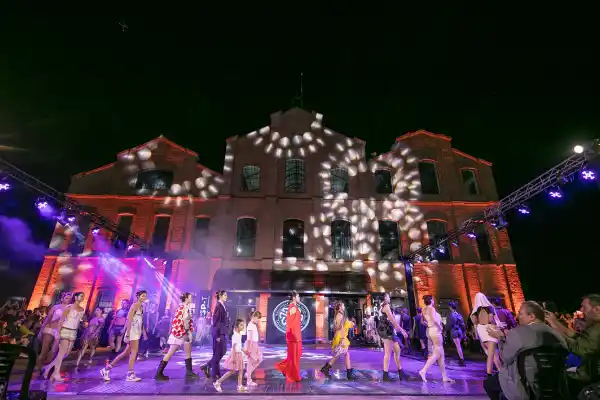 En un atardecer con telas, la USP-T expuso cómo serán el diseño y la moda del mañana