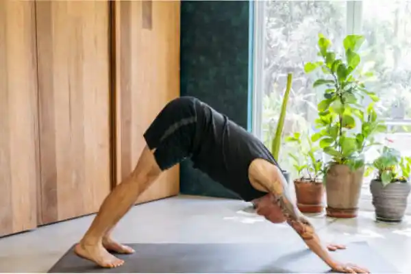 La clave de la longevidad está en tu postura: la sencilla figura de yoga que mejorará tu espalda