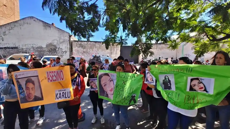 RECLAMO. La familia de Karla Robles se reunió en la puerta de Tribunales.