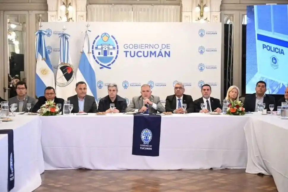 EN EL SALÓN BLANCO. El gobernador Osvaldo Jaldo recibió un informe de gestión de cada uno de los titulares de las áreas de gobierno del Poder Ejecutivo.