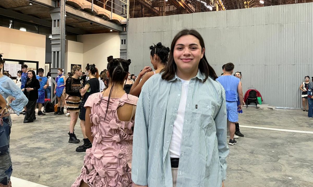 DESFILE. Lucas Quinteros, alumno de primer año, presentó sus primeros diseños en “Fragmentos del futuro”.